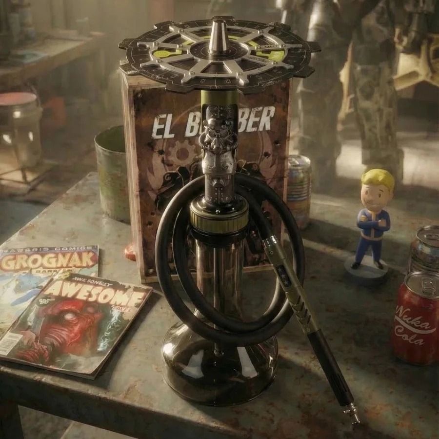 Кальян El Bomber Paladin в стилистике Fallout: блюдце в виде двери убежища Vault-Tec и фигурка силовой брони на шахте, за ним фирменная коробка