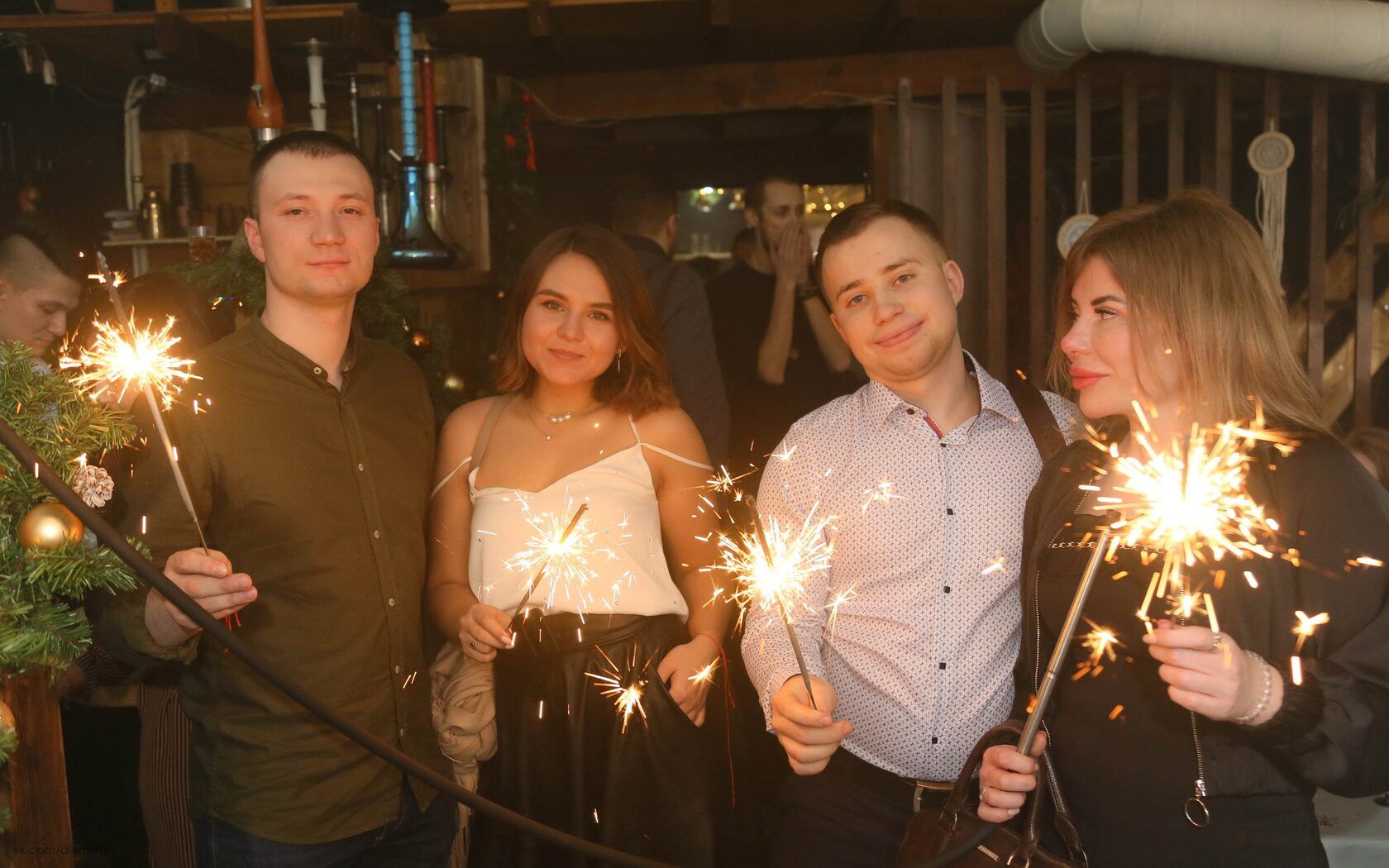 Компания друзей с бенгальскими огнями